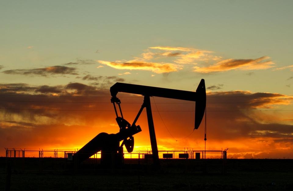 طلمبة بترول عند الغروب
